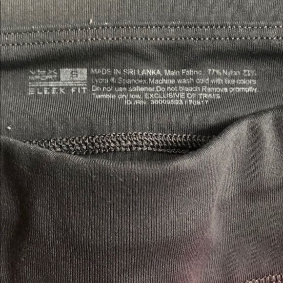 Victoria’s Secret grey and pink cropped yoga pants - Picture 4 of 4